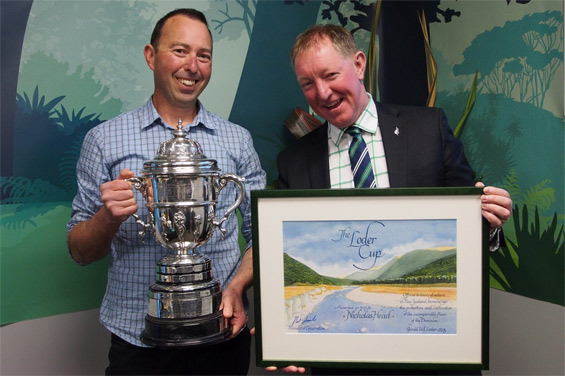Loder Cup recipient Nick Head with Conservation Minister Nick Smith. 