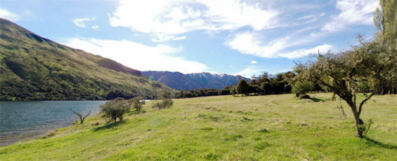 Click to view the panorama of Lake Guyon Hut. 
