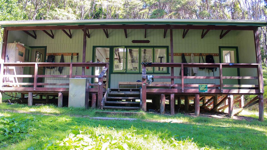 Kaiaraara Hut exterior. 