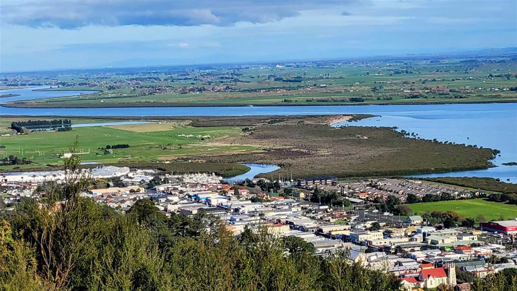 The view above Thames from the lookout on Moanataiari Link Track. 