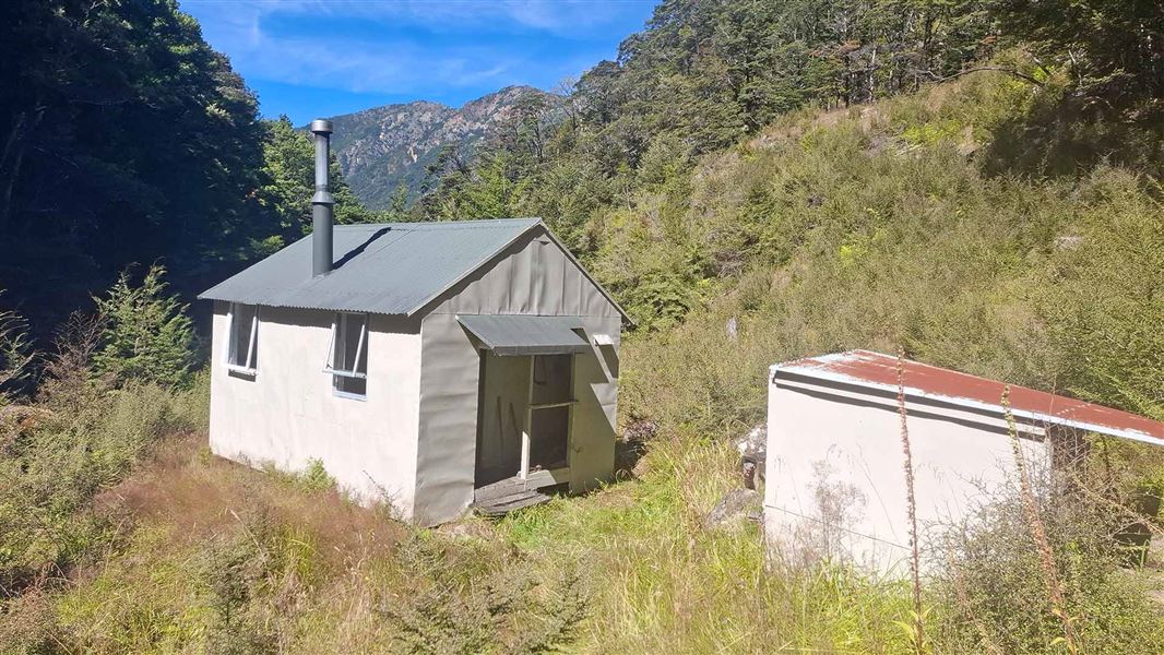 Mid Silverstream Hut 2026. 