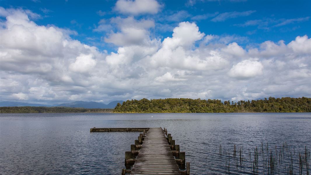 Lake Mahinapua conservation campsite: Mahināpua Scenic Reserve, West ...