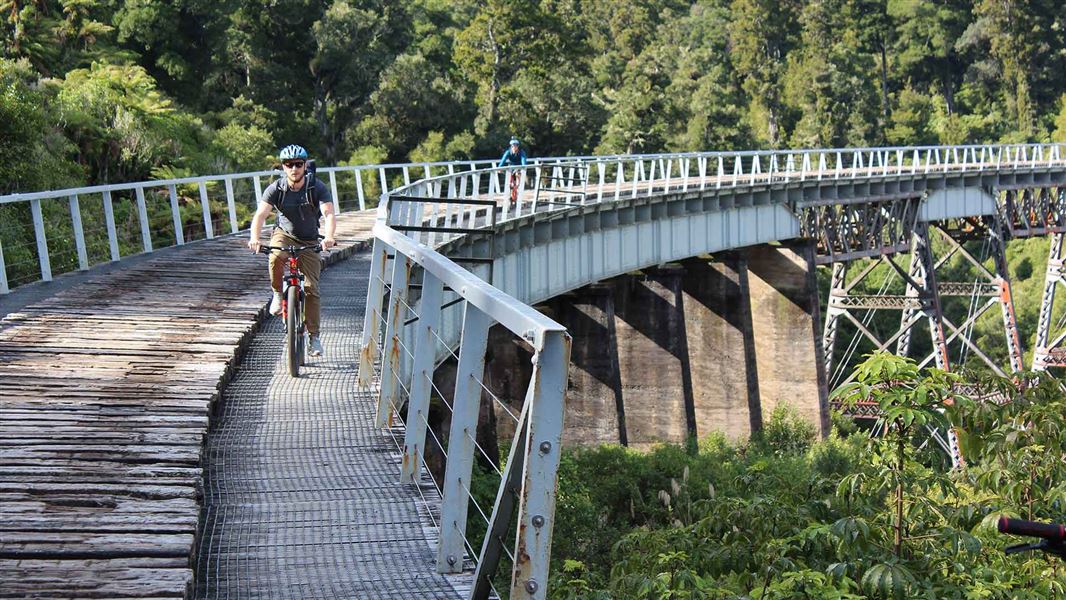 Cyclist on Old Coach Road. 