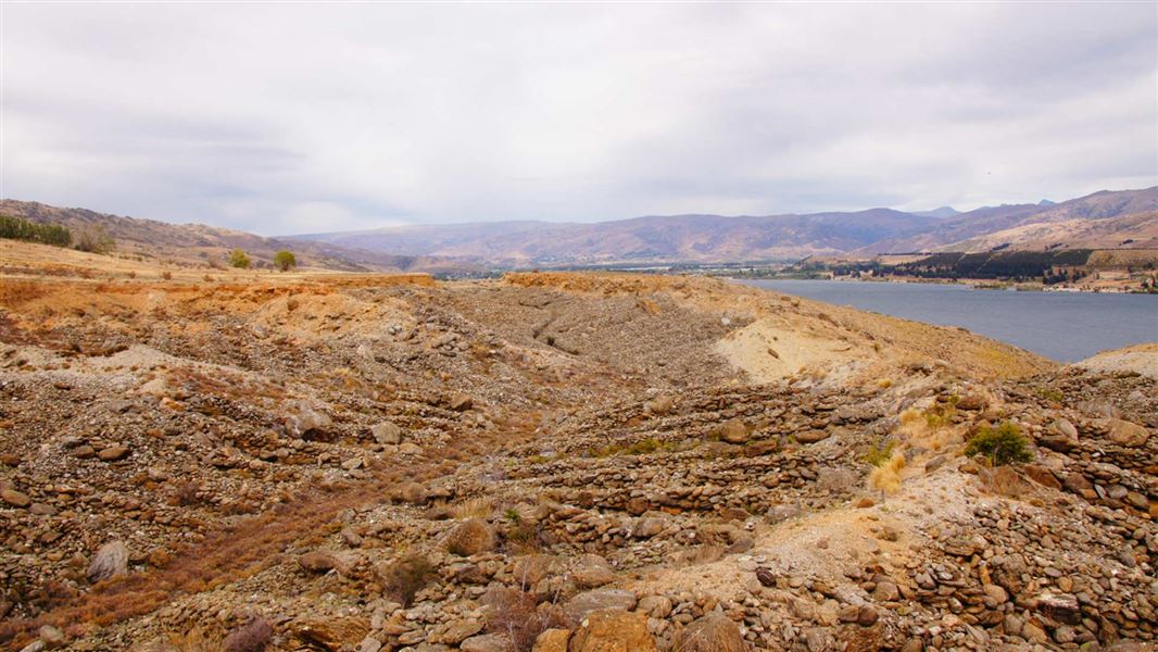 Quartz Reef Point Walk: Lake Dunstan area, Otago region